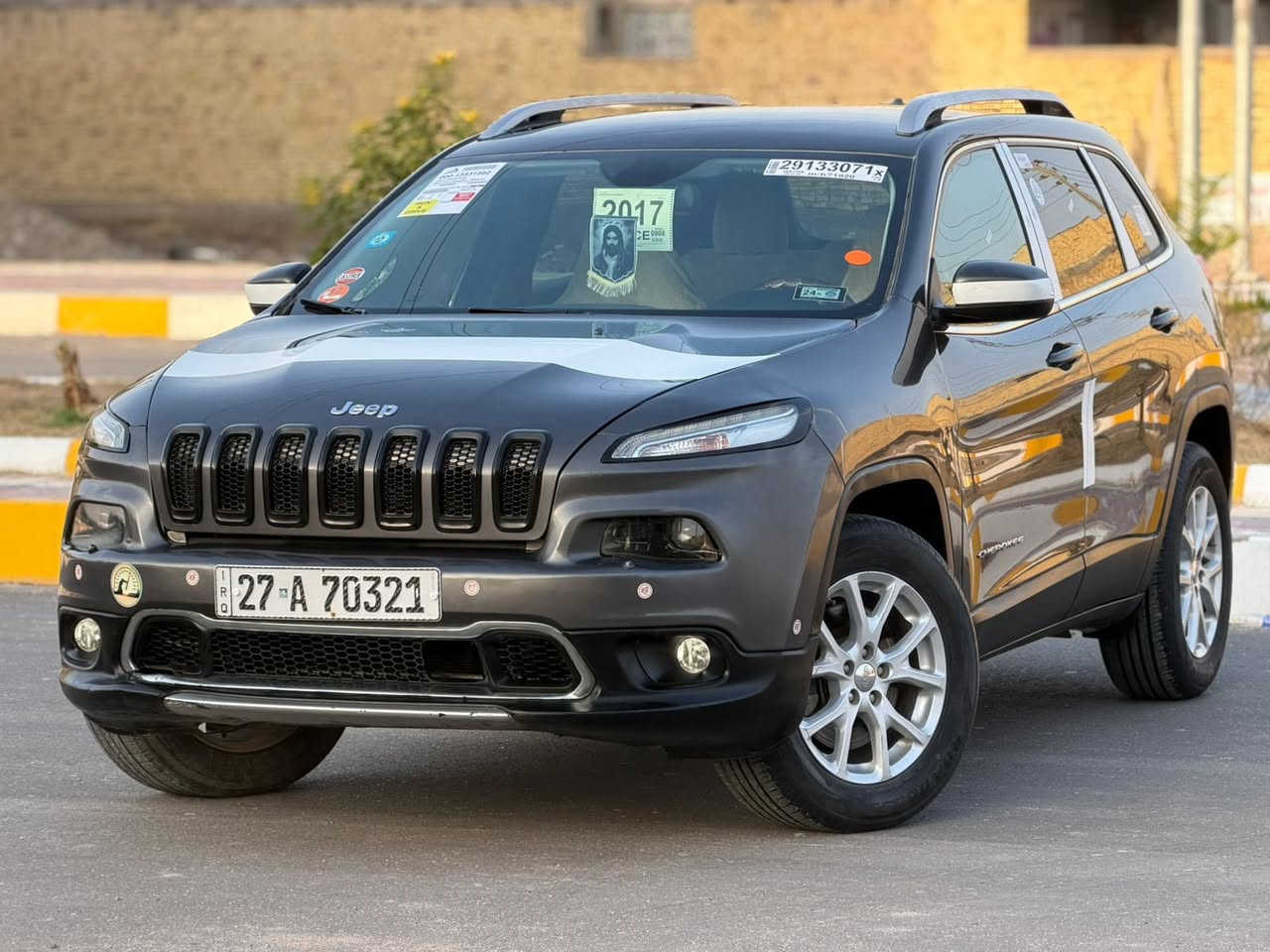 للبيع والمراوس جيب بزون م 2017 وارد امريكي حره تحويل بسمي مشروع وطني
ضرر جاملغ وبنيد وباب صبغ مواصفات
شاشه كبيرا كامرا دوار بلاجكترات لايت 
زنون مكينه 2400 مكفوله السياره جاهزه
الاخير المكان ذي قار مركز السعر 118 وبيه 
مجال الاستفسار النتصال ع رقم ***********
