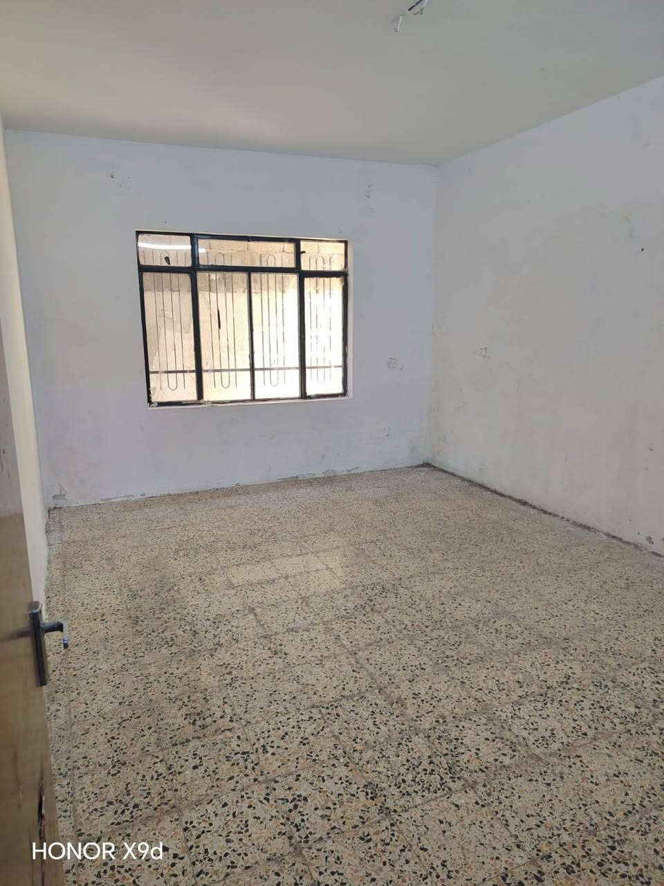 بيت الايجار حي البكر غرفتين نوم وهول واستقبال مطبخ وصحيات  قرب مدرسه الرقم  ***********/ ***********          مكتب تاج الملوك    350/السعر
