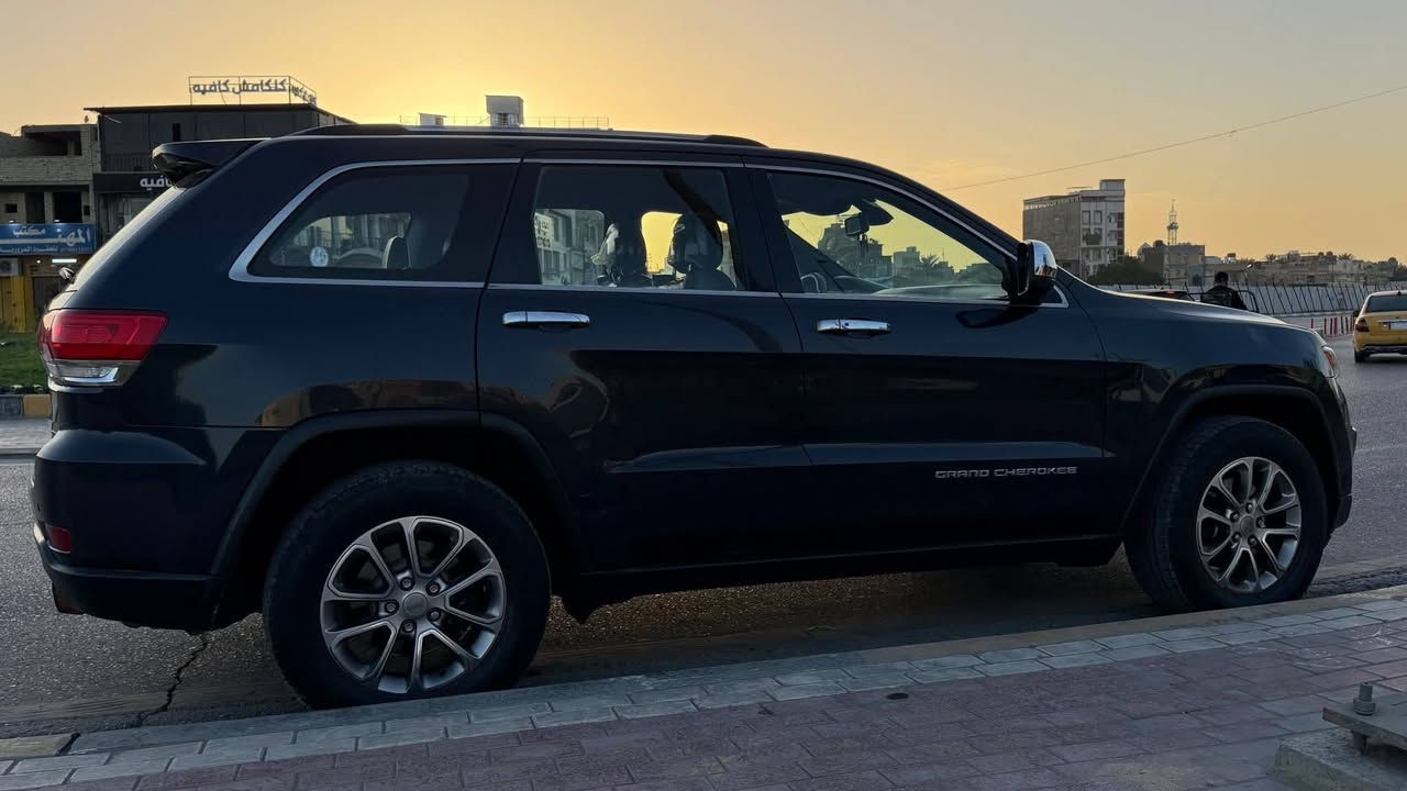 السلام عليكم جيب لاريدو 2014 بأسمي
مواصفات عاديه حادثها موضح كدامك بالسونار تخم تاير حدايه منضومة بانزين دوشمه جديده فوك الاصليه لون احمر واسود منضومة زنون السياره جاهزه ربع متصرف عليها السعر 187
للاستفسار ***********
