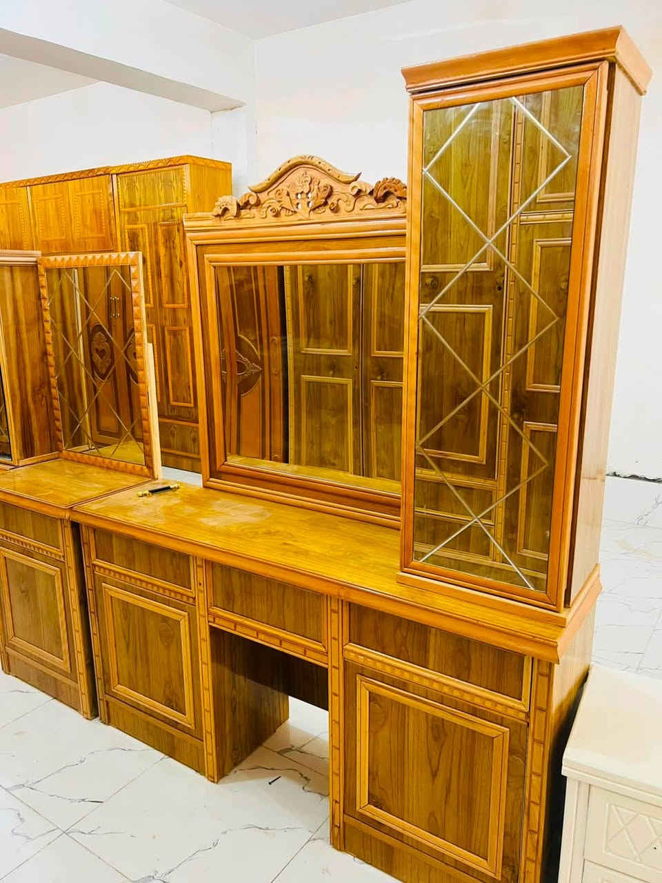 معرض الميا. العنوان الكيارة قرية اجحله 

موجود غرف موديلات وفصالات حديثه 

شغل عراقي صاج.   خمسه ملم.  

موجود قسط. ٧٠ بلشهر.  ونقد موجود من ٨٠٠ وصاعد.  
راسلونه للحجز واتساب. 

نضام القسط.  عل بطاقه الرافدين.  بدون مقدمه 

***********
