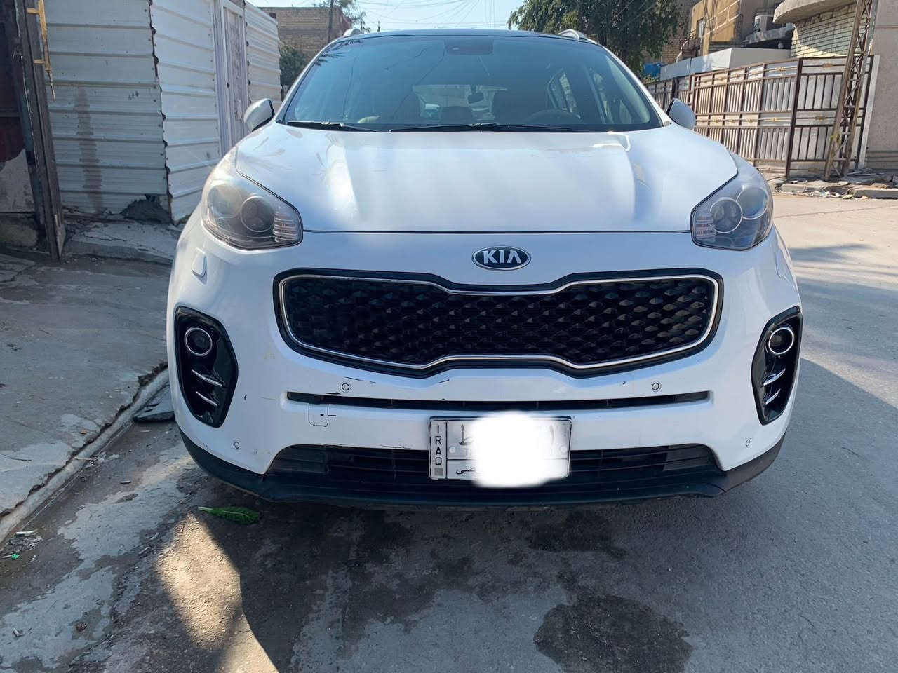 سبورتج موديل 2018 خليجي فول  اخت جي تلان ماشية 138 محرك 2000
(المواصفات) 
- بانورما 
-  بصمه
- نظام ترحيب عند الاقتراب 
- كشنات جلد
- كراسي كهرباء عدد 2
- ثلاث انظمه للقياده  (سبورت - أقتصادي -اعتيادي)
-  اتو هولد  
- جنطة كهرباء 
- حساسات اماميه وخلفيه 
- كامره دوراة 
- مري شفط 
-  تبريد قطعتين 
- سستم سماعات + سيدي شاشه JBL امريكي 
- عليه ادامه متواصله كشنات مغلفه جلد فوق الجلد البلادي للحفاظ على الجلد الاصلي   الكاعيه مغلفه جلد 
- ملاحظة السياره بيها صبغ فوق القبق البانزين مع الباب الخلفي من نفس الجهة  مع وجود طخات في الباب عكس السائق  ما مصلحه بعده 
- السعر 185 
راسلني على فيس اذا عجبك السعر
- اتصال ***********
