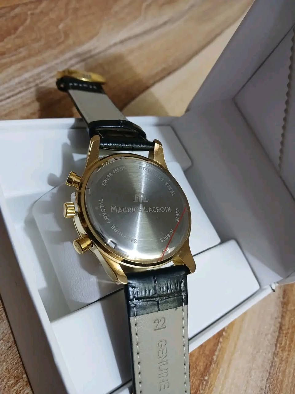 ساعه موريس لاكروا سويسرية فاخره تماتيك طلعتلي بهذا الشكل سناتر كله شغاله السعر 35 الف مع التوصيل بالعافيه الي ياخذها
المينا: تأتي بمينا أسود يضم عدادات الكرونوغراف (لقياس الوقت) وعقارب ومؤشرات ذهبية اللون.
الإطار: إطار دائري مطلي بالذهب (أو بلون ذهبي) مع أزرار جانبية للتحكم في وظائف الكرونوغراف وتعديل الوقت.
الحزام: حزام جلدي أسود أنيق، مما يمنحها مظهراً كلاسيكياً فاخراً.
الحركة: تعمل بحركة سويسرية أوتوماتيكية (Swiss Made)، مما يعني أنها تعتمد على حركة معصمك لتوليد الطاقة.
تابعني دئمن انشر ساعات قديمه وجديده


**إذا كنت صاحب هذا الإعلان وتريد حذفه لأي سبب، رجاءا أرسل رسالة إلى الدعم الفني**