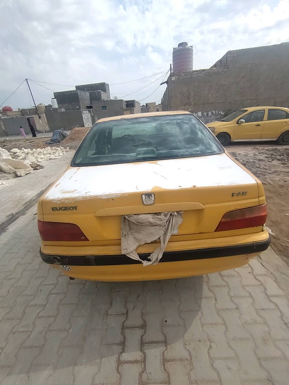 سيارة بيجو موديل 405 للبيع، السيارة تحتاج لبعض الإصلاحات الخارجية كما هو موضح في الصور. السعر مناسب لحالة السيارة. جاهزة لنقل الملكية. للاستفسار يُرجى التواصل معي.