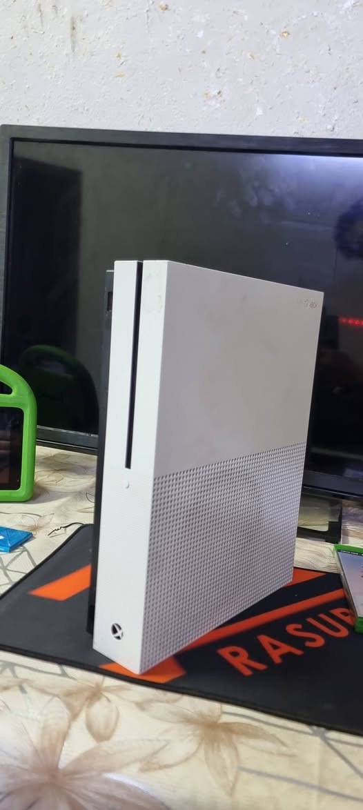 السلام عليكم اكس بوكس ون اس ذاكرة 512 جهاز نضيف كلش مفتوح للتنضيف فقط كامل ملحقات ويا جوستكات 2 اصليات الجهاز متروس العاب مملوكه بي اكثر من 50 لعبه + قرص فيفا
السعر 160 قفل قفل او مراوس ب ايفون مكاني بغداد الطوبجي ماعندي توصيل الرقم ***********
