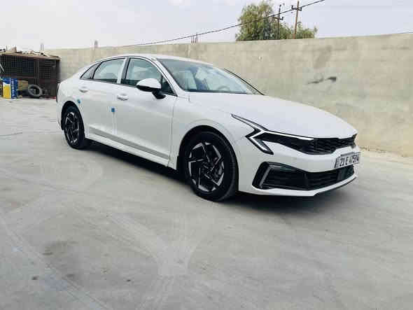 السلام عليكم 
كيا K5 خليجي
الموديل : 2025. (خليجي) . 
المحرك  : 4 سلندر 2500 سي سي GDI.
رقم سليمانيه
ماشية 15
ام الضمان

المواصفات :

* مقعد كهربائي جلد .
* شاشة عدادات الكترونية متصلة .
* بصمة و تشغيل عن بعد 
* التحكم في التكييف و الوسائط لمس . 
  • اوتو هولد
* هاند بريك كهربائي .
* مرايا طي كهربائي .
* حساسات اصطفاف امامية و خلفية .
* مانع انغلاق للعجلات مع نظام الثبات الالكتروني .
* نظام ANDROID AUTO & APPLE CARPLAY .
* اطار قياس 215/55R17 .
* حساسات ضغط الاطارات .
* أنظمة قيادة متعددة .
* مكيف خلفي 
وبعد بيها مواصفات
ااسيارة بعدها شركة كفاله من ضربه صبغ وبارد بعدها بفابلون الشركة 

السعر 230$ وبيه مجال بسيط 

للاستفسار مراسله او اتصال مكان السياره واسط الزبيديه 
***********
***********
