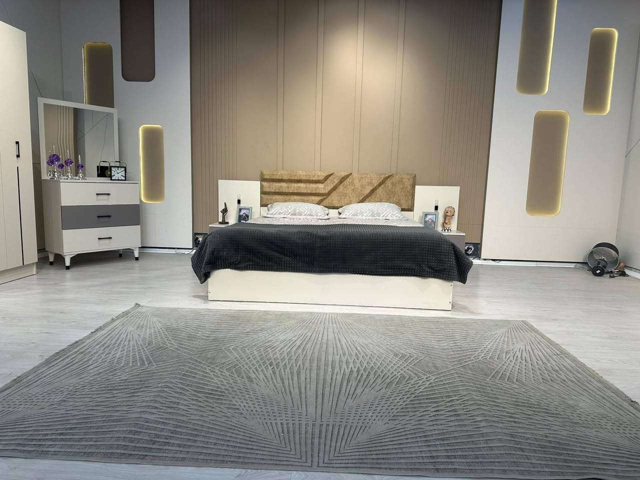 عرض تخفيض اسعار لمده محدوده غرف نوم تركي 5قطع كنتور 6 ابواب 
طول الكنتور مترين و٢٠ سم 
الارتفاع مترين و ١٠ سم 
تاج الحربيه وي الكومديات 3 متر 
السرير  200 سم ×180 سم 
السعر 600 الف فقط 🔥🔥 
للحجز والاستفسار راسلونا وات ساب 
***********
***********
البصره 
نقل وشد داخل مركز البصره مجاني توجد خدمه توصيل للاقضيه والنواحي والمحافظات الجنوبيه بأسعار مناسبة ملاحظه ما تدفع اي مبلغ قبل لا تنشد وتكمل ابيتك عليكم بس تنزيل الكراتين من السياره لداخل البيت أو اذا تردون عمال هم موجودين
