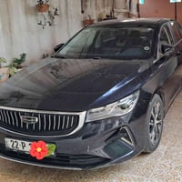 ٠جيلي امكراند موديل ٢٠٢٤ رقم أربيل فول مواصفات  بسمي ٠ بيها قطعتين تبد...