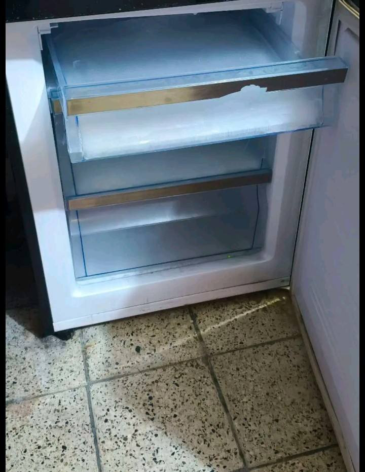 سلام عليكم ثلاجه هيه مجمده البيع اخت جديده سعر خاص مكان كوت داموك 150 وره سوق العصري وهاذا رقمي بي وات ساب وشراي يدلل***********
