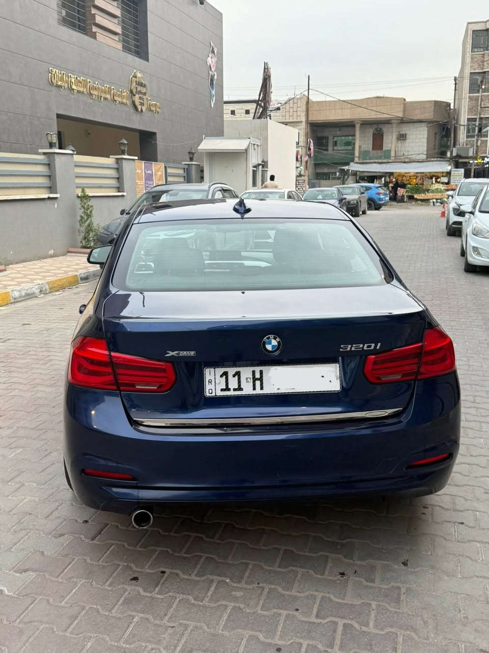 BMW 320i xdrive 2018  LCI
رقم بغداد
محرك 2000  تون بور تيربو
وارد امريكي ممشى ٦٢ الف ميل
السيارة فول مواصفات وجدا نظيفة  استخدام شخص واحد على ايدي صارلها ٦ سنوات

المواصفات 
-سلايد
-شاشة لمس وماوس كبير
-كامرة خلفية دوارة 180 درجة
-بصمة
-كشنات جلد +تخزين ذاكرة
-لايت دوار مع حركة الستيرن Adaptive LED
-انارة ترحيب باليدات
-انارة داخلية محيطية
-فول تحكم ستيرن
-اربع وضعيات قيادة
-كشنات تدفئة
-تدفئة ستيرن وباقي. المواصفات المعروفة

عليها صيانة كاملة مناقصها شي
تخم تاير جديد
كير محرك مكفولات 
السيارة صفر مسج  

حادث بسيط الباب خلف السايق ومبدل ومعمرها هنا ما ناقصها شي
ايرباك بردة فقط وراجع سستم شغالات البقية
محدثة دعامية امامية وشباكM3

للاستفسار 
*********** متواجد واتسب
مكان السيارة بغداد حي الاطباء
