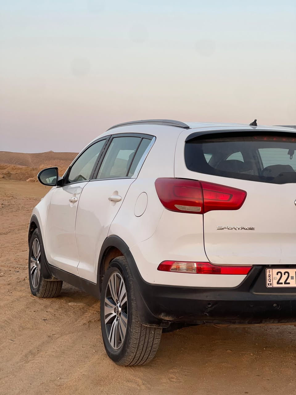 السلام عليكم كيا سبورتج موديل ١٦ الشكل المرغوب للبيع
محرك دوش ٢.٠ المرغوب 
ممشى السياره ١٨٥ الف وقابل للزياده 
بالنسبه لحالت السياره افحص وشوف 
كير ومكينة ما مفتوحات وخير من الله 
السعر ١٥٥$
للتواصل فقط عبر الواتس اب:***********
