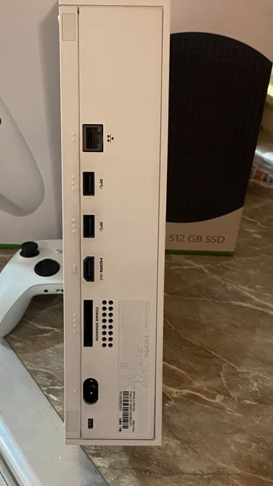 اكسبوكس سيريس اس 512gb +بطاريات شحن عدد ٢ + يده 
ملحقاته كامله صندوق وكيبل شحن وكيبل hdmi 

الجهاز لا مفتوح ولا مبدل نظيف والنظافة كدامكم

السعر 420 الف وبيه مجال بسيط مكاني الموصل 
*********** واتساب وخط
