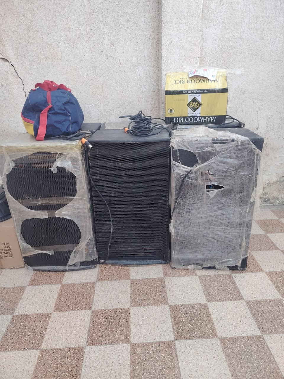 3 زواج سماعات ثنائي 12*12 شغالات خشب صب نوعيه EV للبيع سعر الزوج الواحد 300 مكاني حله محاويل *********** ينباعن شلعه عادي
