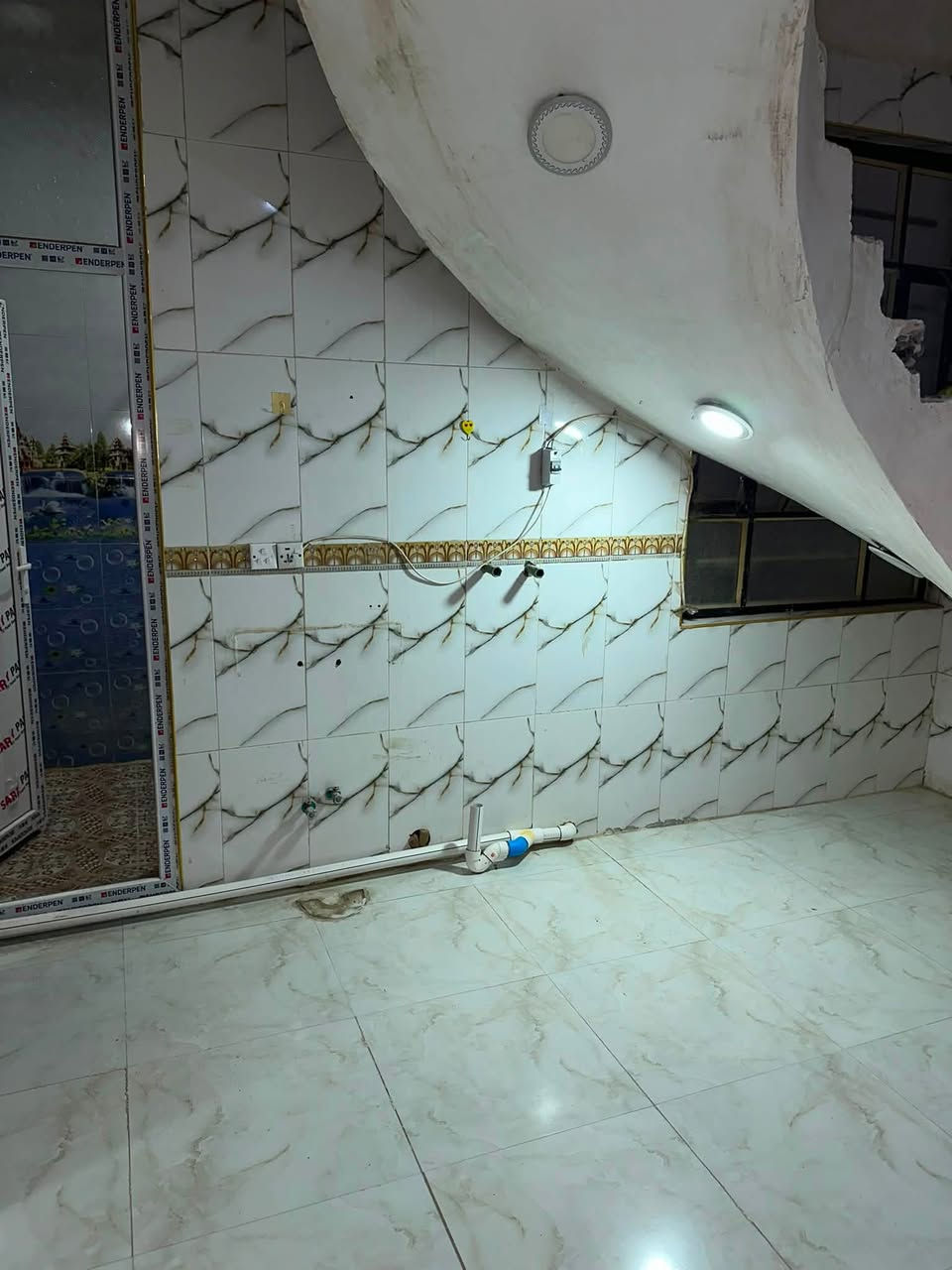 طابق ثاني للايجار 150متر في حي الاساتذه للاستفسار ***********

