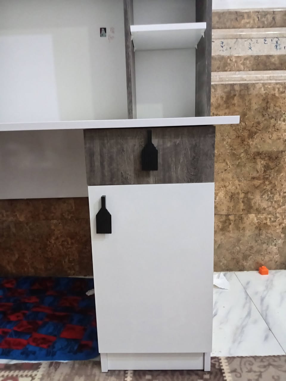 مكتب دراسي للبيع سعرة 160 وبي مجال للتواصل واتساب *********** عنوان الديوانية
