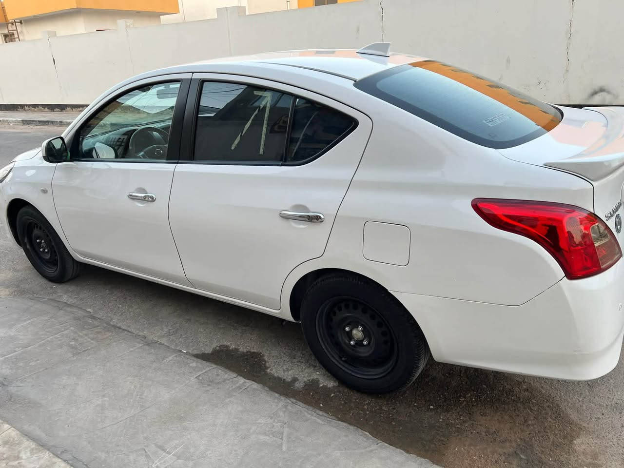 نيسان سني 2024 هندي بليته زركه لعطر جديد مكفوله من الضربه بيه جاملغ الأمامي بي شبر صبغ وجاملغ الخلفي هم بي شبر  صبغ بدون دواخل 
شاشه كأمره تحكم ستيرن ماشيه 32 مكينه وكير وتبريد كله كفاله سنويه لغايه 2030 بأسم شركه 
مكاني بصره سعر 112 وبيه مجال 
الاستفسار على رقم ***********
