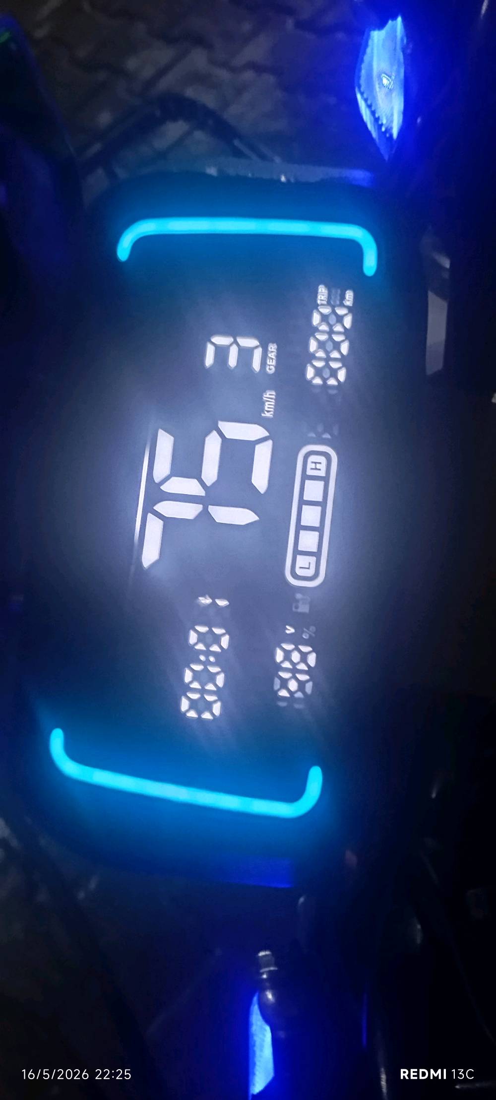 بايسكل شحن h900موديل 2025شهر 12يوم 25جديد كلش فول مواصفات علي تزويد دبلات خلفيه رياضي او عنبار رياضي عقل موديل 2026ثلاث سرع 75البايسكل اطيك بل باتريات ضمان سنه