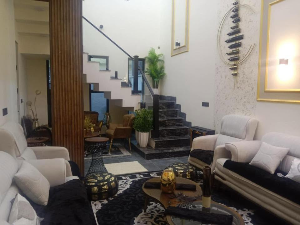 للبيع دار بناء حديث طابقين 200م  بناء مهندس ثقيل جدا شارع البداله حي النصر الفرع الاول من الشارع العام سند مفصول طابو الزهور باسم شخص واحد الموقع مميز جدا ويمكن المعارضه مع ارض للاتصال ***********
