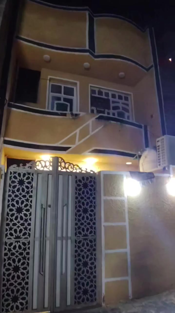 السلام عليكم بيت للبيع في الشعب حي البساتين شارع الشيخ منهل مساحه ١٠٠ متر طابو زراعي سند 25 يحتوي على استقبال مطبخ ٢غرف نوم ٣خدمات منور خارجي مع سطحين خدمات كامله مي كهرباء تبليط للاستفسار الاتصال عل الرقم*********** ابو شهد
