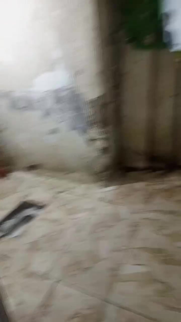 السلام عليكم بيت بالتجاوز على الشارع العام قرب البيت الياباني على الشارع المساحه 80 متر العرض 5 ونص متر السعر 17 وبي مجال بسيط البيت جاهز من كل النواحي ***********
