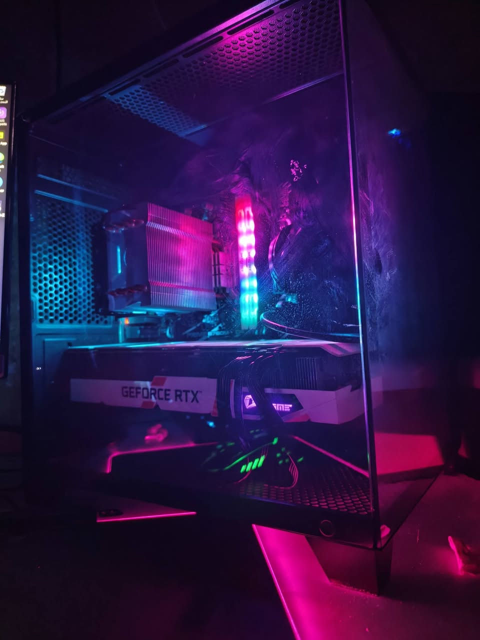 Gaming PC 
CPU: Intel Core i5-12400F (6 Cores / 12 Threads)
GPU: RTX 3060 12GB Gigabyte White 3 Fans
RAM: 16GB DDR4
Storage: SSD M.2 512GB
الملحقات:

الجهاز مناسب للألعاب والشغل والدراسة، ويشغل PUBG، Warzone، CS2، Valorant، GTA V وغيرها بأداء ممتاز.
السعر: 975.000دينار قابل للتفاوض
الموقع: بغداد - مدينة الصدر - قطاع 38
الهاتف: ***********
