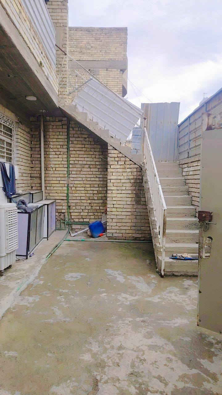 السلام عليكم بيت مساحه ٢٠٠ متر السده شارع ١٥ بيت غلام بيت بناء جديد طابقين  الجوه معزول عن الفوك الجوه طرمه جبيره استقبال ومطبخ وصاله جبيره وغرفتين نوم وترك عدد ثنين وخدمات والفوك مشتملين كل ١٠٠ متر وحده كل مشتمل بي غرفتين ومساحه درج وبيتونه ٥ ×٥وسطحين البيت نضيف نقصه كاشي وشتايكر وشغلات بسيطه الاتصال على هذا الرقم   ***********
