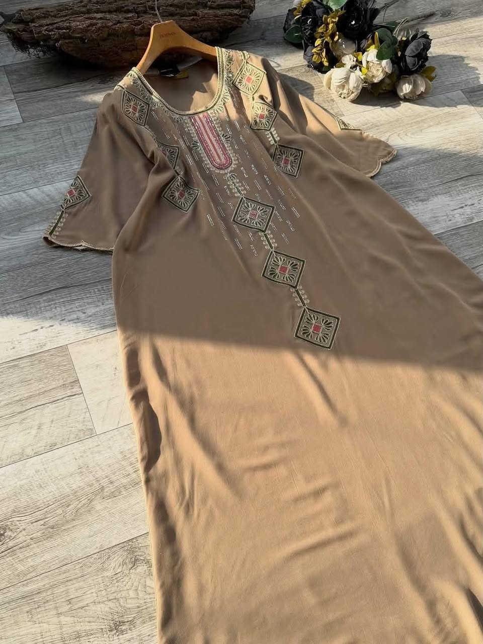 #تكــــــــــررااااار_ووووووصـــــــل
راحة تلبسينها… وأناقة تشوفينه🙂🤍😊
اختيار مثالي للبيت ولمّات العائلة ❤️🌺🦋🐅
😌👗 دشداشة كشمير تطريز هندي أصلي 
قياس 2x_3x_4x_5x
#سعــــــــــــــــــــــــــــــــــــر10
يوجد توصيل داخل المسيب الفين دينار 
يوجد توصيل محافظات


**إذا كنت صاحب هذا الإعلان وتريد حذفه لأي سبب، رجاءا أرسل رسالة إلى الدعم الفني**