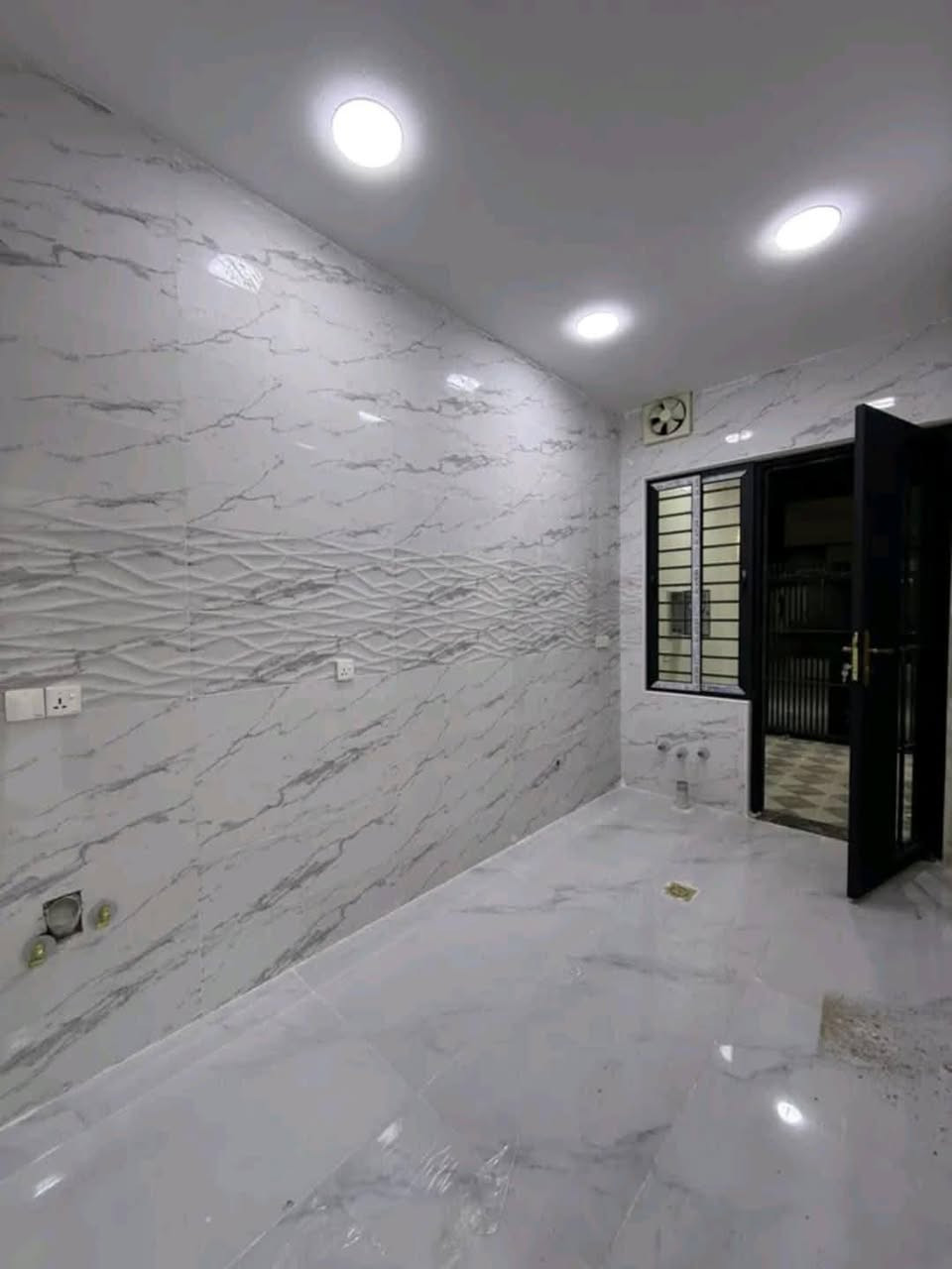 بيت للبيع المساحه 100 متر طابقين وجها 7 مع اثاث شارع 15حي السماح الاركان قرب مدرسة السماح للاستفسار مراجعة مكتب عمر للعقار 
***********
*********** ابو اياد
