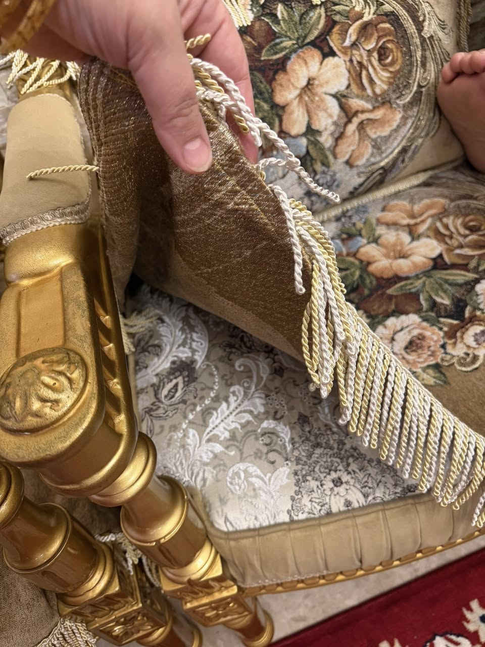 ميز طعام مع التخم مصري زان نظافه ميه بالميه جديدات اي ظرر مابيهم مليونين كلهم التخم مع ميز الطعام ست كراسي وطبله وسطيه وطبلتين جانيه


**إذا كنت صاحب هذا الإعلان وتريد حذفه لأي سبب، رجاءا أرسل رسالة إلى الدعم الفني**