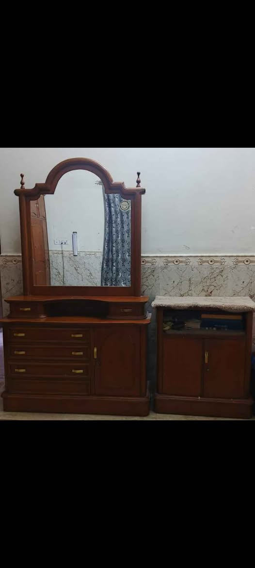 غرفة نوم كاملة للبيع – خشب قوي وحالة جيدة
تتكون من:
سرير مزدوج مع كومدي عدد2
دولاب ملابس كبير (6 أبواب) مع مراية وسطية
تسريحة مع مراية وخزانتين إضافيات
اللون: بني خشبي كلاسيكي
 الحالة: مستعملة ونظيفة، بيها شوية خدوش بسيطة من الاستخدام الطبيعي مثل ما موضح بالصور
الخشب متين وثقيل ومناسب للاستخدام الطويل
سبب البيع: التجديد وتغيير الأثاث.
السعر المطلوب: مليون و250 ألف (قابل للتفاوض بالمعقول)
البصره.ابو الخصيب.سوق محيله
للاستفسار والمشاهدة، التواصل على الخاص أو الاتصال.على الرقم
[***********] Singapore
