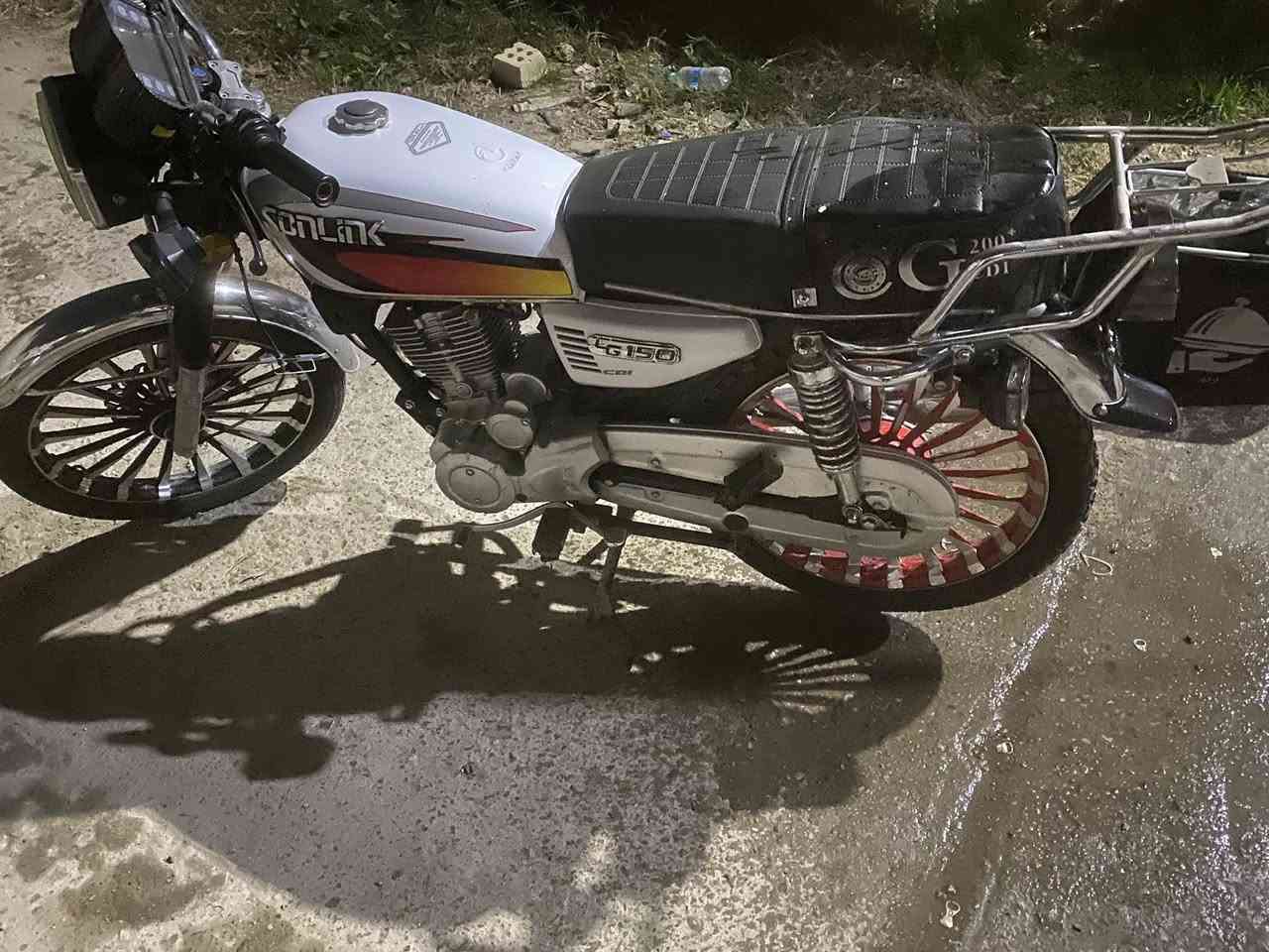 سلام عليكم دراجة ايراني للبيع الدراجة نظيفة واحلى من الصور ماخذها زيرو ضلت عندي شهر تاركها مكينة 200cc السعر ٨٥٠ وبيها مجال 
عنوان بغداد /السيدية
للأتصال:***********
