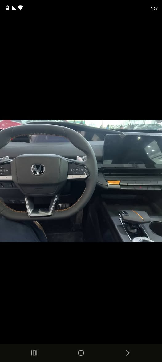 مواصفات شانجان اليوفي (Changan UNI-V) 2025 ، لكن بشكل عام تتميز بتصميم رياضي فاستباك، وشاشات داخلية متطورة، ومقاعد جلدية،  أو محرك 2.0 لتر توربو بقوة أعلى (لفئة Sport)، مع ناقل حركة DCT 7 سرعات للفئة الأولى و 8 سرعات للفئة الثانية، بالإضافة لتقنيات أمان مثل كاميرا 360 درجة وسقف بانورامي وتجهيزات عصرية. 
المحرك والأداء:
فئة Elite: محرك 1.5 لتر توربو، 177 حصان، 300 نيوتن متر عزم دوران، ناقل حركة DCT 7 سرعات.
فئة Sport: محرك 2.0 لتر توربو، قوة أعلى (حوالي 229 حصان)، ناقل حركة أوتوماتيكي 8 سرعات، وعزم دوران أعلى (حوالي 390 نيوتن متر). 
التصميم الداخلي والخارجي:
تصميم رياضي فاستباك (Fastback) عصري.
سقف بانورامي.
مسكات أبواب مخفية.
مقاعد جلدية (Faux Leather) مع تبريد للمقاعد الأمامية.
تعديل كهربائي لمقعد السائق (6 اتجاهات) والراكب (4 اتجاهات).
نظام صوتي مع 6 سماعات (أو أكثر حسب الفئة) وشاحن لاسلكي.
بوصلة القبلة ونظام واي فاي. 
التقنيات والترفيه:
شاشة وسائط كبيرة (مثلاً 12.3 بوصة مع آبل كاربلاي) وشاشة عدادات رقمية (مثلاً 10 بوصة).
نظام تكييف أوتوماتيكي مع فتحات خلفية.
كاميرا تسجيل بزاوية 360 درجة.
نظام أوامر صوتية (بدون اتصال بالإنترنت). 
الأمان والسلامة:
ست وسائد هوائية و70% من هيكل السيارة من الفولاذ عالي القوة.
أنظمة مساعدة القيادة المتقدمة (مثل L2 في بعض الفئات).
فرامل مانعة للانغلاق ونظام مراقبة ضغط الإطارات. 
للاستفسار اتصال ع رقم مستشارة المبيعات 
*********** 📱☎️
