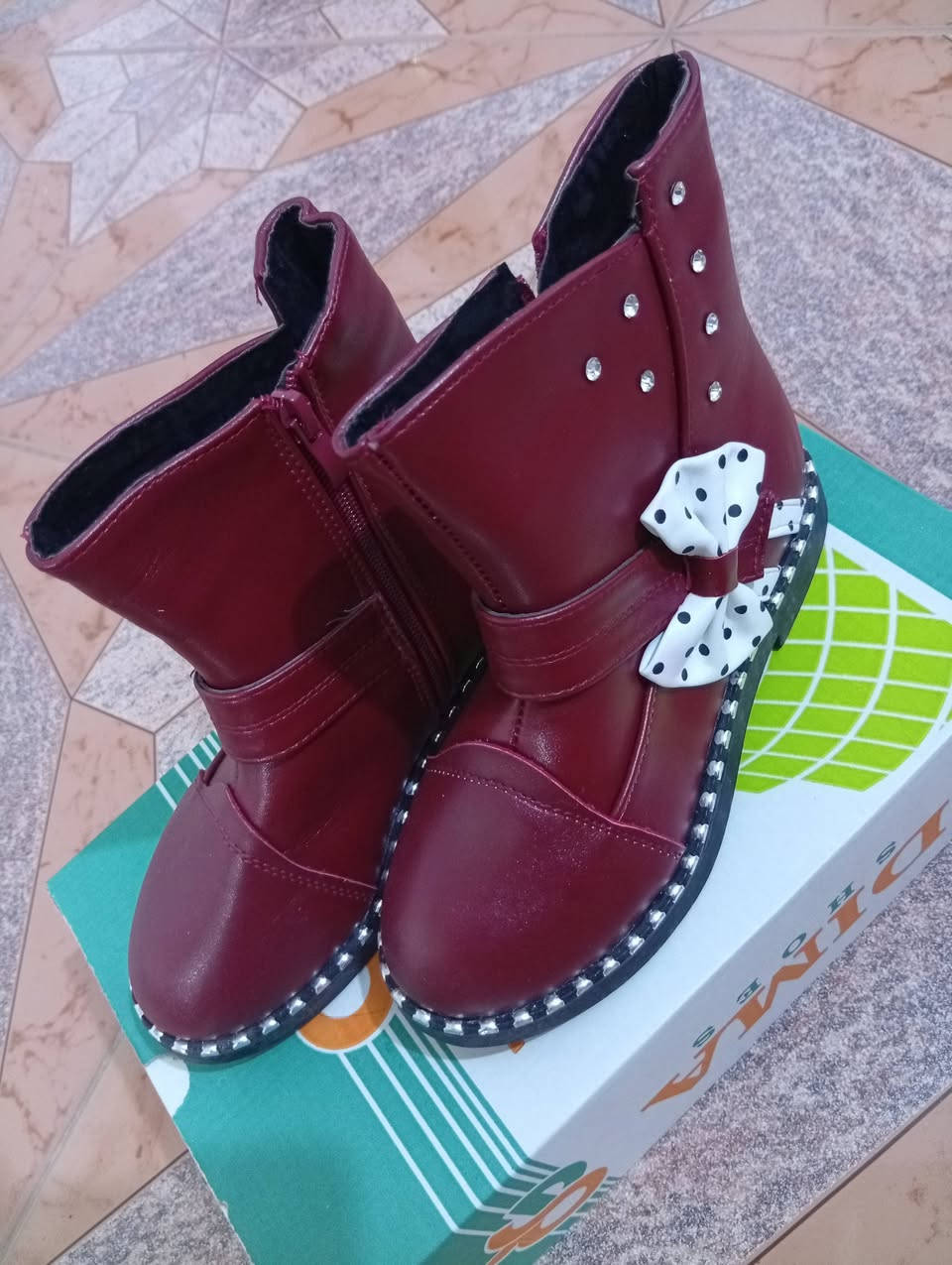 حبايبي بوتات بناتي كلش حلوة وسعر بس 4الاف انتصل عل رقم ***********
