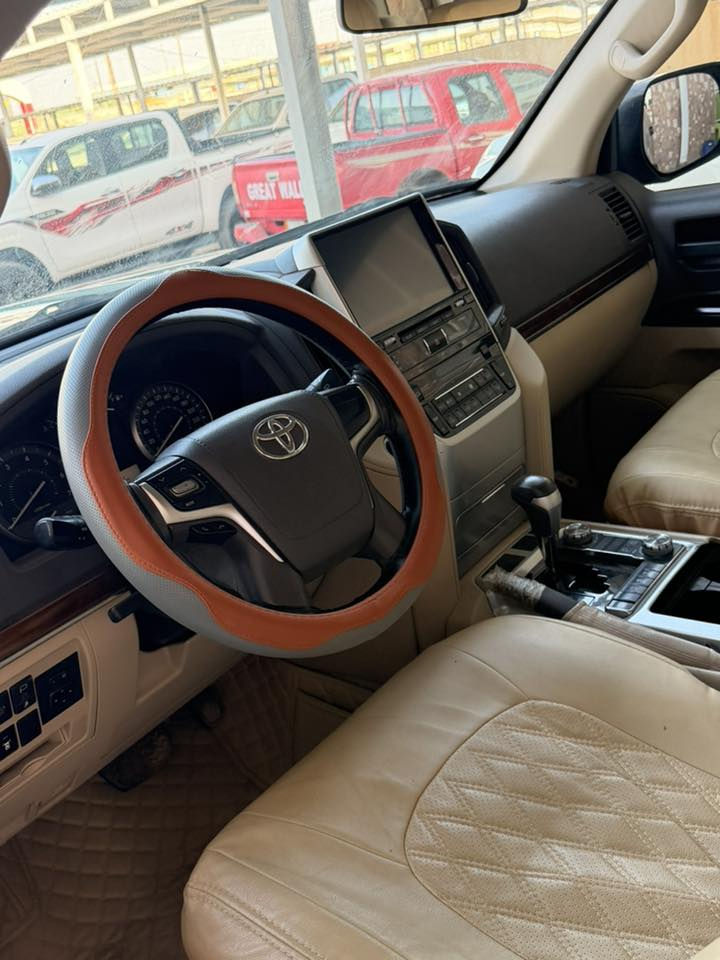 سلام عليكم للبيع لاندكروزGX.R 2018بريم 
محرك V6
ماشية 150الف
رقم بغداد
السيارة مكفولة كفالة عامة
السعر 485 وبيها مجال 
العنوان ذي قار  قلعة سكر 
***********
***********
