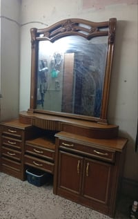 ميز تواليت • للبيع