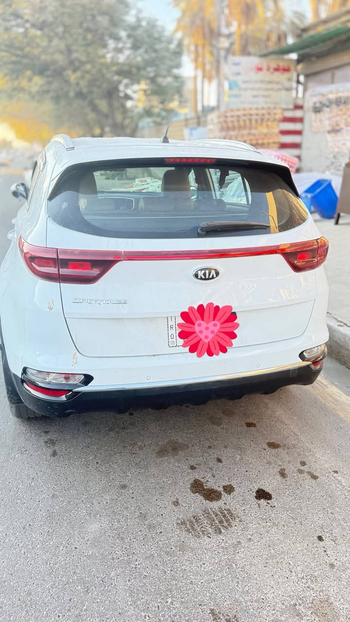 كيا سبورتج
1-موديل 2019 شكل 2020 
2- وارد خليجي 
3- رقم بغداد بسمي رقم الجديد 
4- مكينه 2000 دوش 
5- ويل شكل 20 
6- تبريد قطعتين 
7-شاشا و كامرا خلفيه 
8- حساس امام خلفي 
9- مري شفط 
اشاير بل مري 
10- ماشيه 160 
11- سعرها 165 
مكاني بغداد الطوبجي 
هاتف/***********
