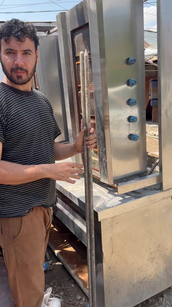 غراض مطعم للبيع شوايه مزدوجه نضيفه السعر ٦٠٠ وبيه مجال ماطور ساحبه كبيره مكينه معجانه ايضا ابواب بيبي سي الضهر امرايه سعر الباب ١٥٠ عدد الابواب ٧ مختلف الاحجام ماطور ونج مستعمل شغال السعر ٣٠٠ للتواصل *********** مكاني بغداد
