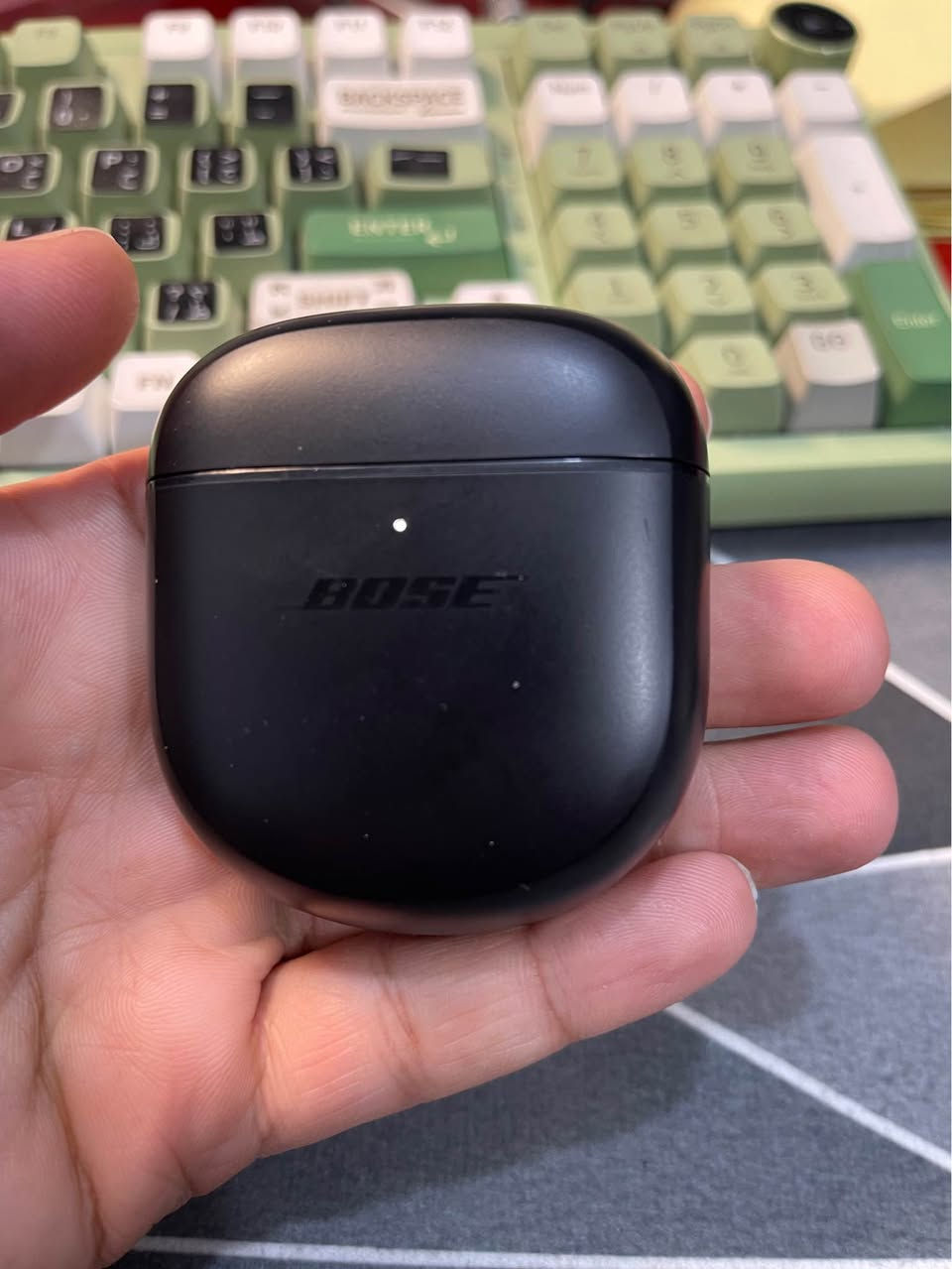 Bose QC Earbuds II. ،ايربود 

إلغاء الضوضاء: تتميز بتقنية إلغاء الضوضاء النشطة الخاصة بشركة Bose. 
عمر البطارية: توفر ما يصل إلى 8.5 ساعات من التشغيل بشحنة واحدة. 
مقاومة الماء: مصنفة بمستوى IPX4 لمقاومة العرق والماء. 
الاتصال: تستخدم تقنية Bluetooth 5.3 لضمان اتصال قوي يصل إلى 30 قدمًا. 

ملاحظة الكيس اسود والايربود ازرق بدون كارتون بغداد, العراق


**إذا كنت صاحب هذا الإعلان وتريد حذفه لأي سبب، رجاءا أرسل رسالة إلى الدعم الفني**