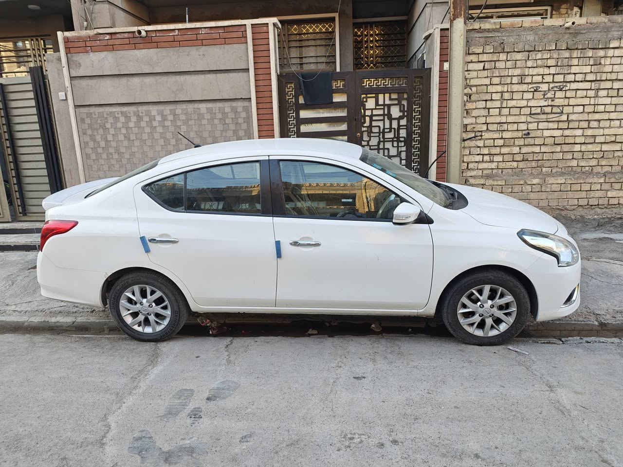 نيسان مصري للبيع او مراوس موديل ٢٠٢٤ ماشيه ١٩ الف فقط دوشمة عامة درجة أولى السيارة بيها صبغ الباب خلف السائق وبارد الجاملغ الخلفي على كد شبر بأسمي السيارة هاتف *********** السعر ١١٥
