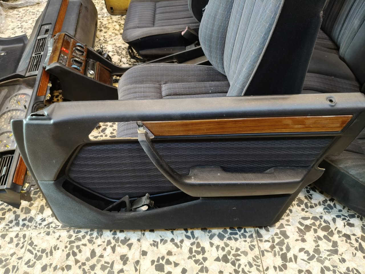 السلام عليكم/غرفه مارسدس دب للبيع ٦ورقات اونص /العنوان النجف حي الصناعي بلاوك الاول حسن الشريس/*********** /***********
