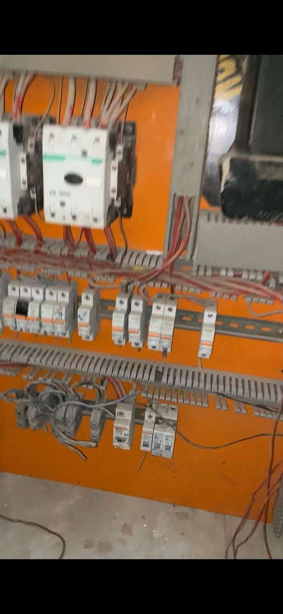بنل حجم كبير متر في 80 سم كامل بس اتربطه بالكهرباء  غراضه كله اصليه رايده بمليون وبي مجال مكلفي اكثر 
مكاني بصرة
***********
