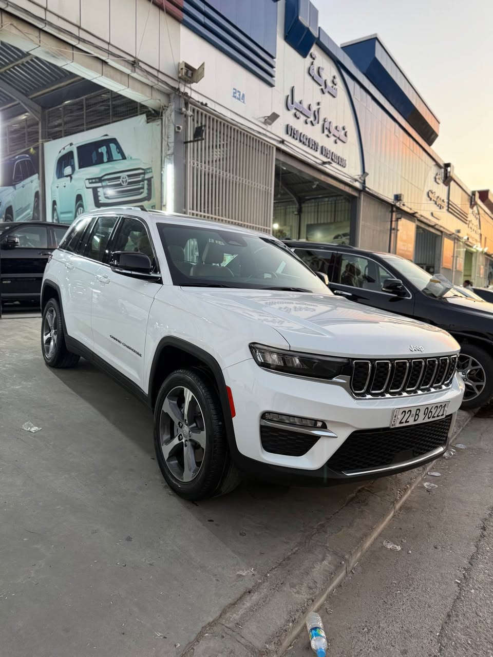 جيب شيروكي 
موديل 2023 رقم اربيل 
لوّن ابيض 
ماشية 45000 km
سيارة خليجية مواصفات لمتد 
فقط باب سايق صبغ 
محرك و كير بشرط
غرامة تحويل بشرط 
سيارة موجودة بأربيل معرض ليهات
*********** واتس آب أربيل, العراق
