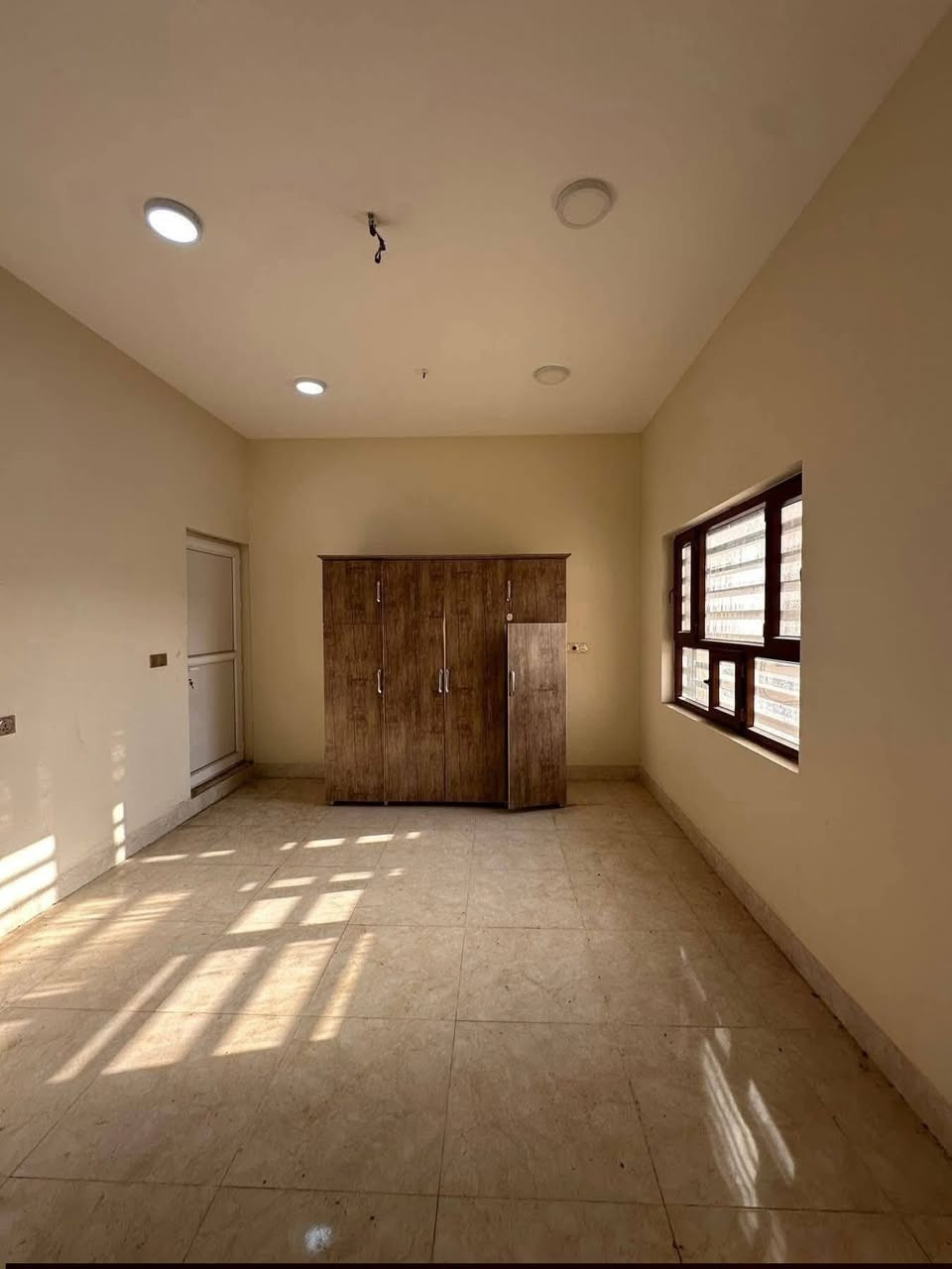 #دار للبيع ( طابو  )   #طابقين جديد #فارغ تسليم مباشر . 

#المساحة : 200 متر  و الواجهه 10  

#الموقع : حي الواسطي _خلف مول حجي زياد مباشرةً

 #الطابق الاول يحتوي على غرفتين نوم عدد(2) وهول كبير ومطبخ حار وبارد واستقبال وكراج وحديقة 

#الطابق الثاني يحتوي على ثلاثة غرف نوم عدد (3) وصحيات الدار جديد وكامل اي نقص مابي 

💵💵#السعر 295 وقابل للمعاملة 💵💵

🔴 1- التعامل يكون مع صاحب العقار الشرعي حصراً
2- المكتب  وسيط بين الطرفين ولحفظ الأجرأات القانونية والتأكد من صحة العقار قبل تسليم اي مبلغ بأشراف قانوني

للأستفسار ✅مراجعة مكتب القصر الذهبي  🔔

📍عنوان المكتب كركوك واحد حزيران قرب تقاطع الحصو ورمل 
         

                          
***********
***********📱

✅نستقبل جميع عروضاتكم السكنيه والتجاريه في كركوك 💯والترويج لها عبر الصفحه الخاصة بل مكتب
                  #مكتب  القصر الذهبي  للعقارات 
للأستثمار والتطوير العقاري 💯 معنا نحو الأفضل
