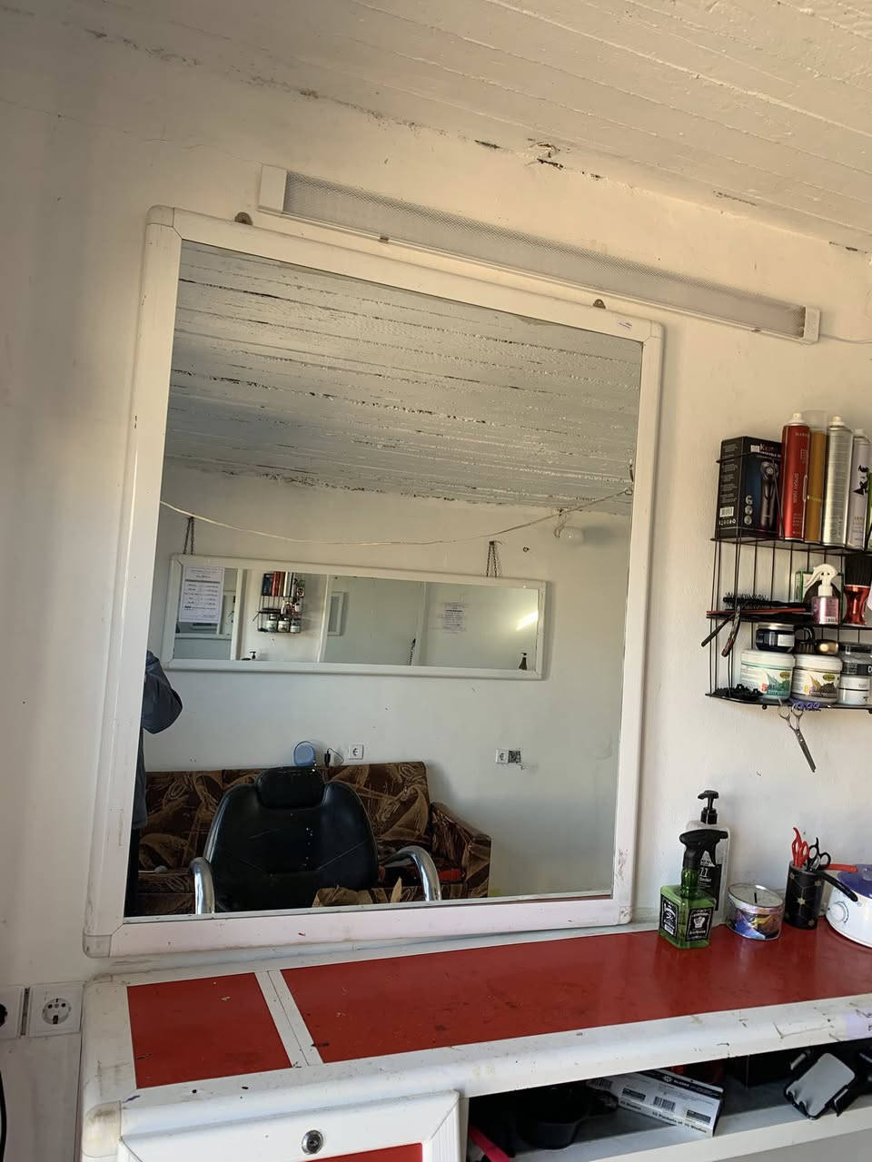 السلام عليكم 
ميز للبيع مع مرايتين اماميات والثالثه خلفيه 
العنوان :قرية شويش 
للاستفسار الاتصال على الرقم:***********
