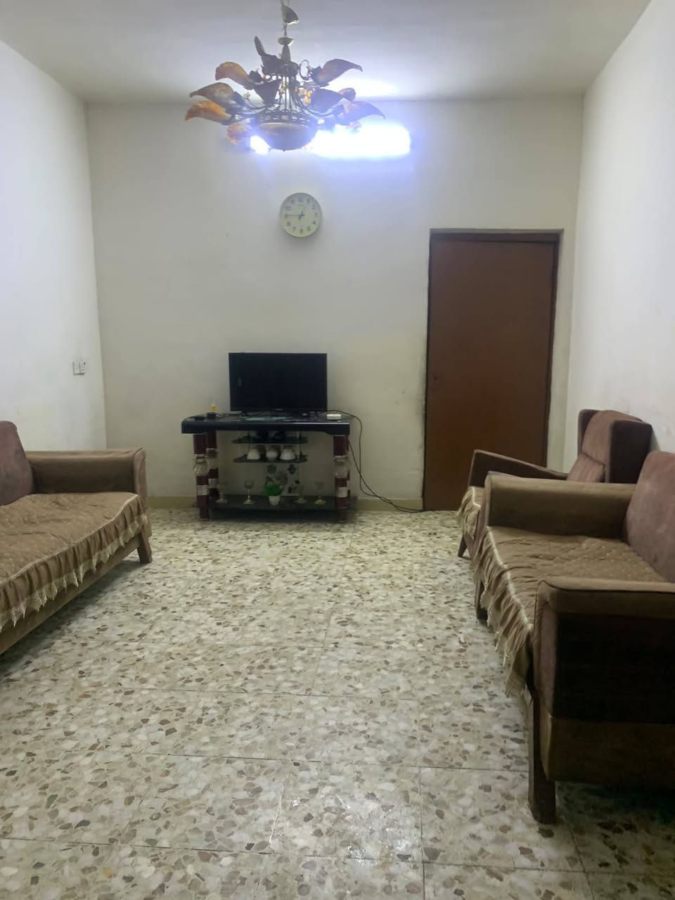 بيت للبيع في منطقه كفاءات السيديه مساحه 150م 
ثلاث مشتملات كل مشتمل غرفه نوم واستقبال وحمام ومطبخ 
السعر325
للاستفسار الاتصال ***********
