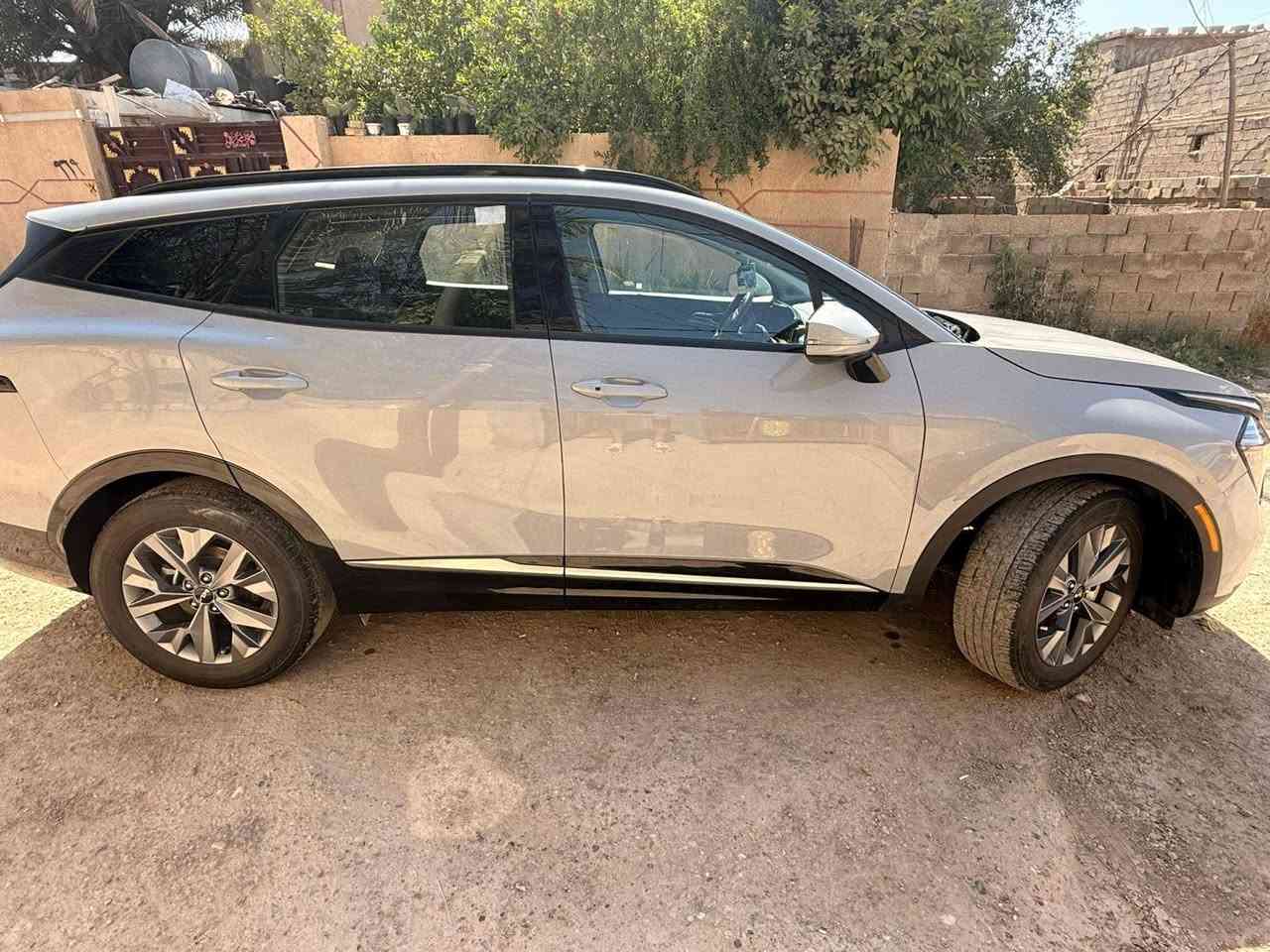 سبورتج sx24 لون مميز سمنتي 
حجم المحرك 2500تنفس طبيعي 
فول مواصفات كراسي كهربائي 
فتحه سقف بنوراما فتحتين 
تحكم استيرن جهتين 
خزن كراسي 
شاشه متصله 
ضررها فقط دعاميه مبدله بدون شواصي ولا دواخل  بلاديه 
وبيها بارد بنهايه البنيد بدون ايرباك 
215سعر ماشيه ٢٧مايل فقط بعدها جديده مكان السياره بغداد حي البتول رقم الهاتف ***********
