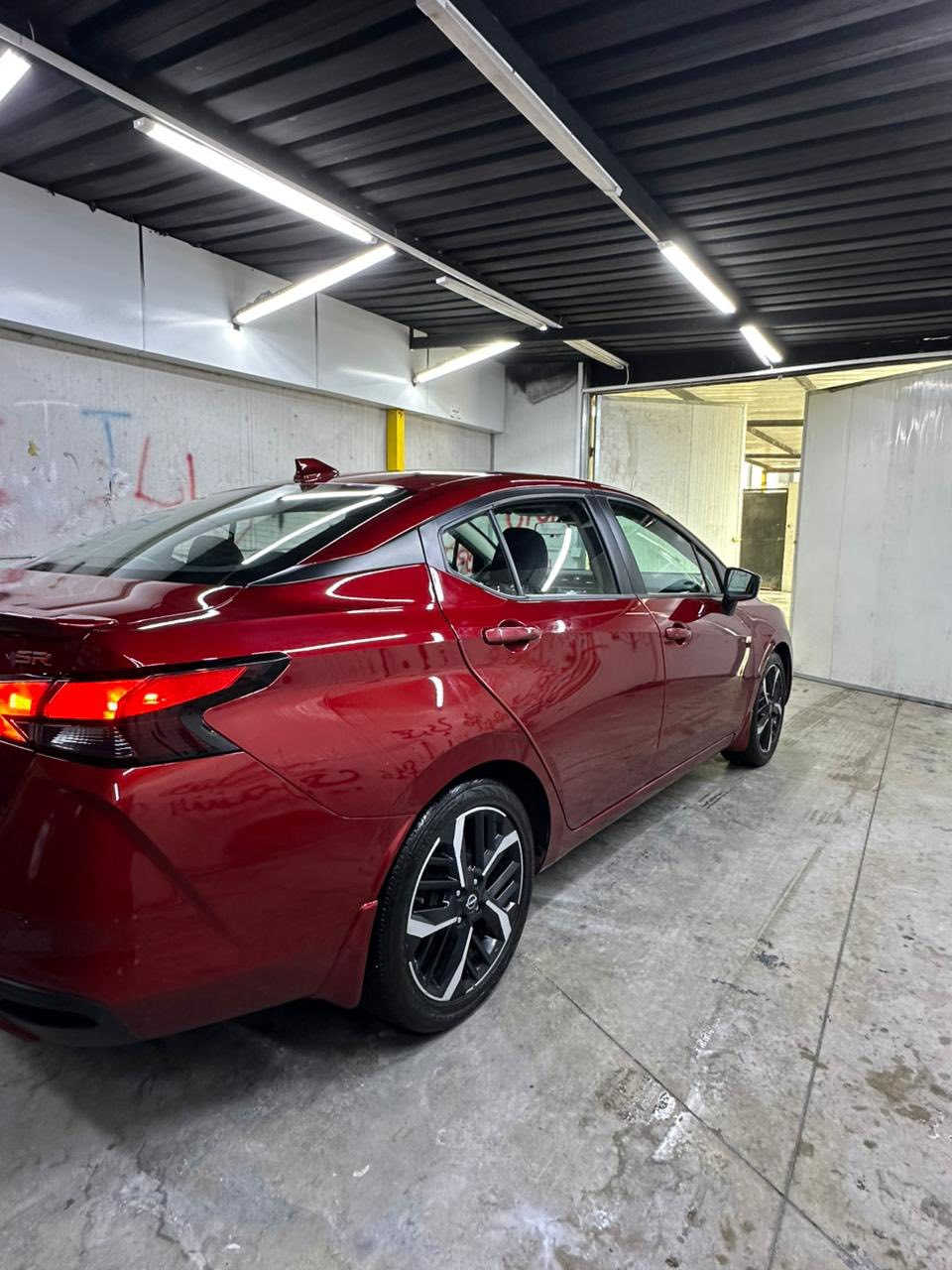 نيسان فيرسا 2024 SR فول مواصفات 🚘
• ماشية: 11 الف فقط
 • بونيت +جاملغ صبغ بدون شاصي شرط
ايرباك ستيرين وبرده مرجع بلادي

📋 المواصفات:

 • شاشة كبيرة مع Apple CarPlay / Android Auto
 • شاحن لاسلكي 📱
 • رادارات أمامية + خلفية 🚦
 • حساسات أمامية وخلفية
 • كاميرا خلفية عالية الدقة 🎥
 • مقاعد مخمل مع لمسات رياضية SR
 • ستيرن مع تحكم كامل (أوامر صوتية + ميديا + كروز كونترول)
 • كروز كونترول ذكي (Adaptive Cruise Control)
 • دخول ذكي + تشغيل بصمة
 • LED لايتات أمامية
 • نظام تنبيه مغادرة المسار + تحذير اصطدام أمامي
.
.
.
.
📌 السيارة نظيفة جدا مابيه مصرف دينار
رقم شاصي 3N1CN8FV0RL817469
📍مكان السيارة : اربيل
السعر : 114$ ورقة
📍السيارة رقم كاتى تترقم شمالي ب 12 ورقة فقط بأسم المشتري
*********** واتس اب
***********
