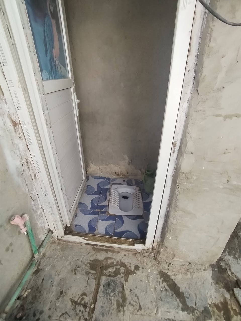 السلام عليكم بيت للبيع المساحه 100مربع في حي رمضان البيت كل تفاصيله موجوده بلصور
السقف عكاده 
البناء حجر +بلوك البيت عوزه ترتيب 
كافت الخدمات متوفره بيه وحالين جاي يشتغلون مقرنص الشوارع  البيت طابو زراعي مرقم من البلديه  وقابل للتطويب الستفسار التصال على الرقم ***********
