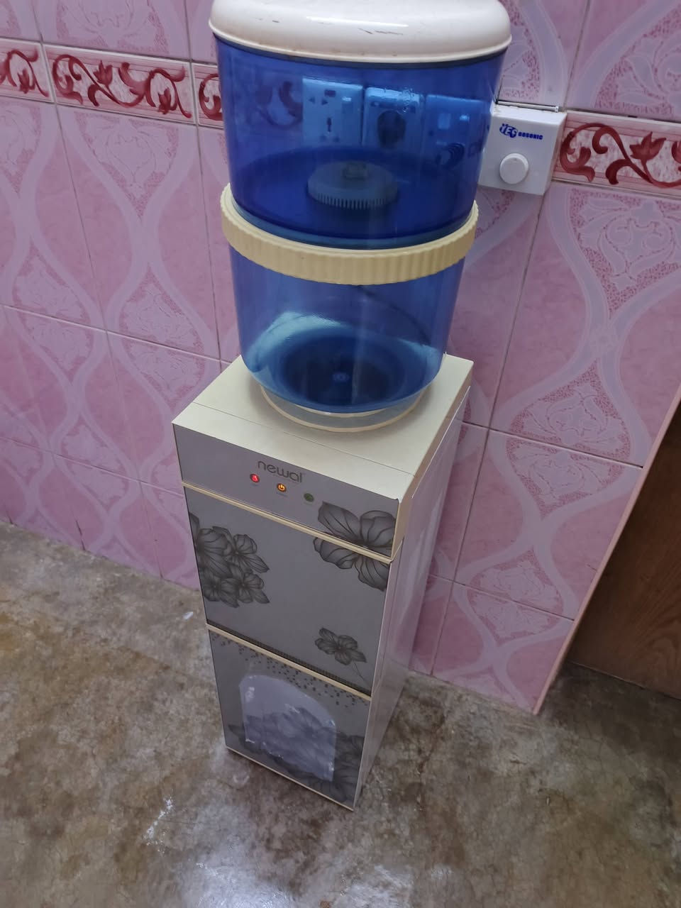 سلام عليكم براد شغال شرط حار بارد ثلاجه كل عيب مابيه كله شرط فول نضافه السعر 60وبيه مجال مكاني كركوك حي عسكري شراي اتصل ***********
