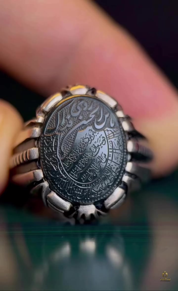 💎 أخضر اليمن الأصيل
خاتم يفيض حجره بالهدوء والوقار، ويجمع بين جمال صنع الله وجلال النصّ.

✍️ نقش الأستاذ: أحمد باقري

صياغة الأستاذ #عارف

تفاصيل النقش:

📜 بخط البارجست: 
🍃روحي فداك يبنَ الحسن🍃

📜المدار:
(( يَابْنَ مَنْ دَنَى فَتَدَلَّى فَكانَ قابَ قَوْسَيْنِ أَوْ أَدْنى دُنُوّاً وَاقْتِراباً مِنَ العَلِيِّ الأَعْلى ))

📜كذلك:
(( يَا بْنَ النِّعَمِ السَّابِغَاتِ يَا بْنَ طٰهٓ وَالْمُحْكَمَاتِ يَا بْنَ يٰسٓ وَالذَّارِيَاتِ يَا بْنَ الطُّورِ وَالْعَادِيَاتِ ))

🔹مقاس الخاتم 24-23
🔹مقاس الحجر 17 ملي
قابل للتعديل

للتواصل خاص 📩


**إذا كنت صاحب هذا الإعلان وتريد حذفه لأي سبب، رجاءا أرسل رسالة إلى الدعم الفني**