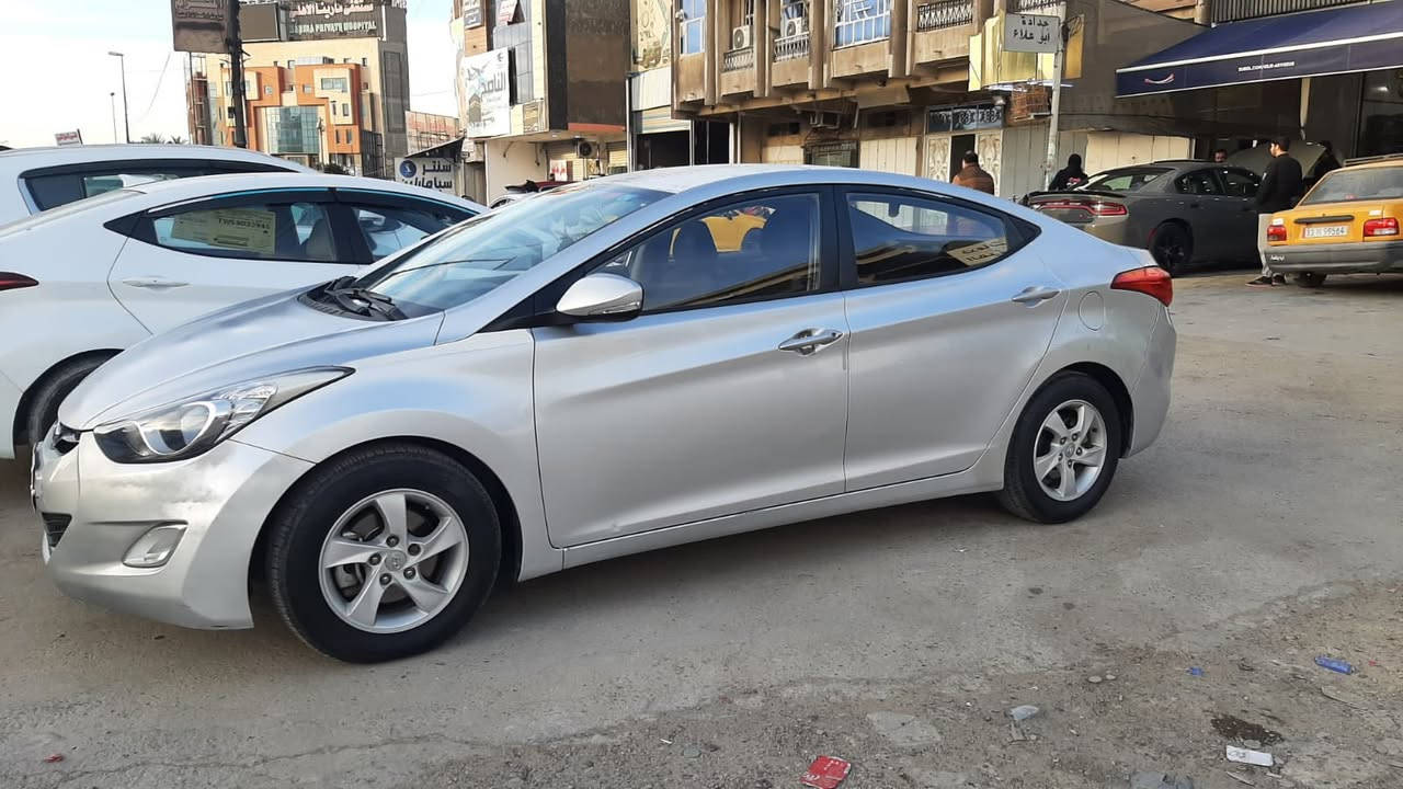 السلام عليكم 
سيارة هونداي أفانتي
مشروع وطني تتحول بأي دائرة بغداد بالحسينية مثلا 
رقمها واسط والسيارة باسمي تحويل ثاني يوم 
 موديل 2014 محرك GDI 1600 وارد كوري 
مكفولة كفالة عامة كير و محرك وشاصي
 عده بس بيها صبغ بالجاملغ الخلفي سبب طخة صارت بالهلال (هنا بالعراق)
 بدون دواخل و السيارة نظيفة كلش تخم تاير جديد وباتري جديد و هذا سونارها  
السعر 105 بي مجال بسيط جدا
مكان السيارة بغداد
رقم تلفون 
*********** 
***********(واتساب مراسله فقط)
